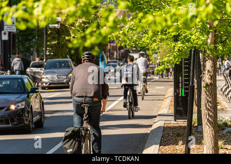 Montréal, Canada - 6 juin 2019 : Les gens sont faire du vélo sur une piste cyclable sur la rue Laurier, dans le quartier le plateau. Banque D'Images