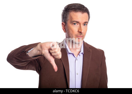Homme barbu d'âge moyen sur un fond blanc portant une veste marron. L'homme mûr se présente comme un chef d'entreprise avec les pouces vers le bas. Banque D'Images