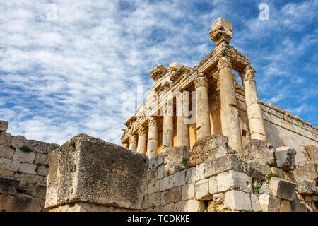 Colonnes du temple romain antique de Bacchus entouré de ruines et de ciel bleu en arrière-plan, vallée de la Bekaa, Baalbeck, au Liban Banque D'Images