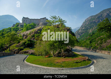 Fort de la forteresse surplombant le village de Bard, dans la vallée d'Aoste. Banque D'Images
