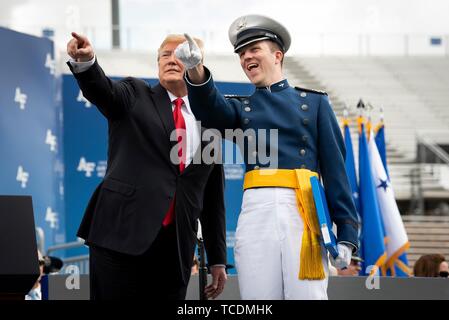 Président américain Donald Trump, souligne un membre de l'auditoire au cours de l'US Air Force Academy des diplômes à l'Académie de l'USAF Falcon Stadium le 30 mai 2019 à Colorado Springs, Colorado. Banque D'Images