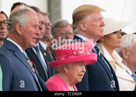 Président américain Donald Trump se tient avec les dirigeants européens au cours d'une cérémonie marquant le 75e anniversaire du D-Day le 5 juin 2019, à Portsmouth, en Angleterre. Debout, de gauche à droite sont : le Prince Charles, la reine Elizabeth II, le président américain Donald Trump et la Première Dame Melania Trump. Banque D'Images