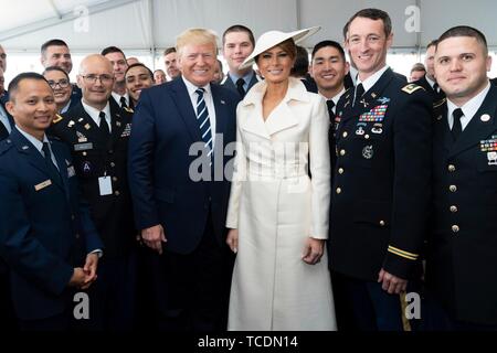 Président américain Donald Trump et la Première Dame Melania Trump posent avec les membres du service de service actif au cours d'une cérémonie marquant le 75e anniversaire du D-Day le 5 juin 2019, à Portsmouth, en Angleterre. Banque D'Images