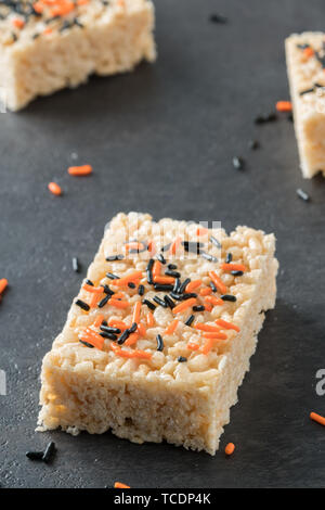 Riz croustillant de sprinkles Halloween treats Banque D'Images