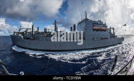 190531-M-QS181-0052 de l'OCÉAN PACIFIQUE (31 mai 2019) La classe de Lewis et Clark les cargaisons sèches et de munitions ship USNS Richard E. Byrd (T-AKE 4) effectue un ravitaillement en mer avec le San Antonio-class dock transport amphibie USS John P. Murtha (LPD 26). Le groupe amphibie Boxer (ARG) et 11e Marine Expeditionary Unit (MEU) sont déployés dans le domaine de la 7ème flotte américaine à l'appui des opérations de la stabilité régionale, de rassurer les partenaires et alliés, et de répondre à n'importe quelle crise allant de l'aide humanitaire aux opérations de contingence. (U.S. Marine Corps photo par le Cpl. Jason Monty) Banque D'Images