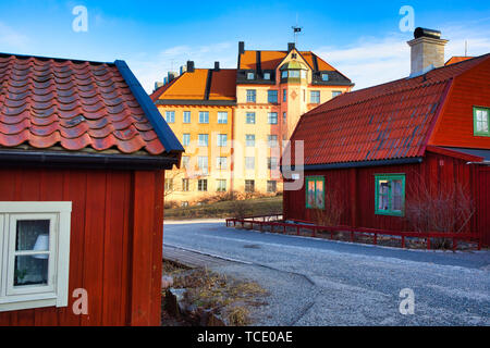 Maisons d'habitation traditionnel en bois peint en rouge dans le Falun traditionnels de préserver la culture de Vita Bergen (white mountain) Sodermalm Stockholm Suède Banque D'Images