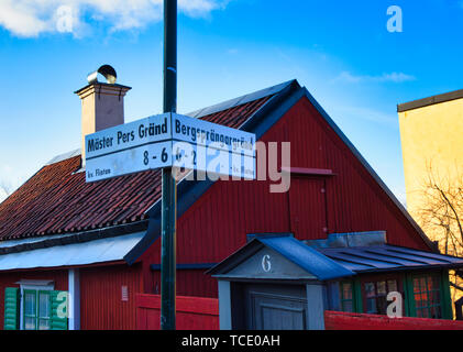 Maison d'habitation en bois peint en rouge dans le Falun traditionnels de préserver la culture de Vita Bergen (white mountain) Sodermalm Stockholm Suède Banque D'Images