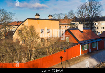 Maison d'habitation en bois peint en rouge dans le Falun traditionnels de préserver la culture de Vita Bergen (white mountain) Sodermalm Stockholm Suède Banque D'Images