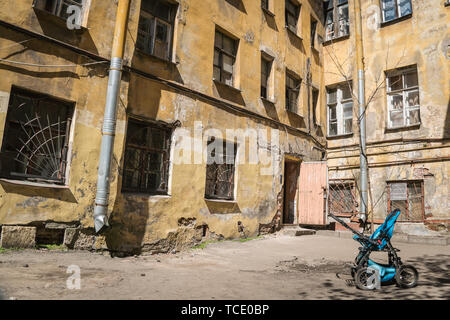 St.Petersburg, Russie - 15 mai 2019 - une cour au centre ville Banque D'Images