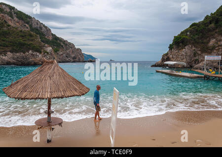 Corfou GRÈCE - 23 octobre 2018 : l'homme sur la plage de la baie de Paleokastritsa avec Kolyviri island background Banque D'Images