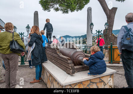 Corfou GRÈCE - 23 octobre 2018 : les touristes observer un fusil dans la péninsule de Kanoni Banque D'Images