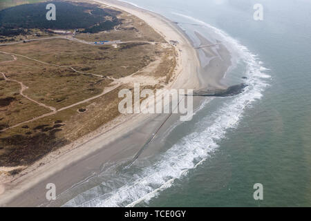 Vue aérienne de l'île néerlandaise d'Ameland beach et phare Banque D'Images