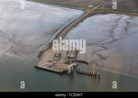Vue aérienne de l'île néerlandaise Schiermonnikoog avec Pier et du terminal ferry Banque D'Images