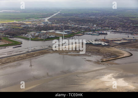 Vue aérienne Dutch Harbor Delfzijl aux éoliennes et les usines Banque D'Images