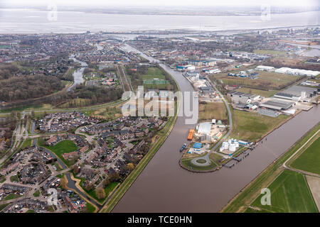 Vue aérienne, quartier résidentiel néerlandais Delfzijl, avec canal et le port. Banque D'Images