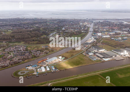 Vue aérienne, quartier résidentiel néerlandais Delfzijl, avec canal et le port. Banque D'Images