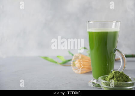 Green thé matcha latte en verre sur table gris. Vue d'en haut. L'espace pour le texte. Close up. Banque D'Images