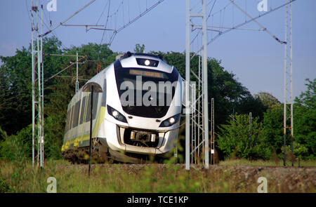 Train électrique rapide sur les voies. Transport ferroviaire de passagers modernes en Europe. Banque D'Images