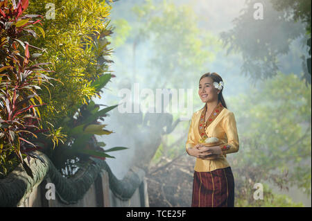 Femme portant un costume traditionnel du Laos, Laos Banque D'Images