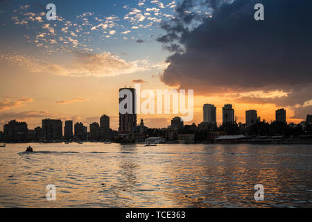 Sur les toits de la ville au coucher du soleil, Le Caire, Egypte Banque D'Images