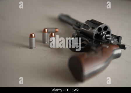 Western revolver six shooter avec des balles d'armes de poing Banque D'Images