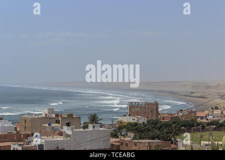 Panorama de la plage de surf dans huanchaco, Pérou Banque D'Images