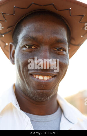 Close up portrait of handsome man afro adultes dans des vêtements décontractés Banque D'Images