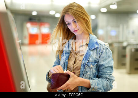 Nice woman traveler l'achat de billets au distributeur automatique de ticket de métro Banque D'Images