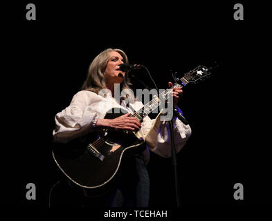 6 juin 2019 - Kathy Mattea, deux prix Grammy, quatre RMR quatre # un pays des célibataires juste pour mentionner quelques prix apporte ses chansons et histoires à l'Sandler Center de Virginia Beach, Virginie 6 Juin 2019.Â©Jeff Moore (crédit Image : © Jeff Moore/Zuma sur le fil) Banque D'Images