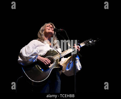 6 juin 2019 - Kathy Mattea, deux prix Grammy, quatre RMR quatre # un pays des célibataires juste pour mentionner quelques prix apporte ses chansons et histoires à l'Sandler Center de Virginia Beach, Virginie 6 Juin 2019.Â©Jeff Moore (crédit Image : © Jeff Moore/Zuma sur le fil) Banque D'Images