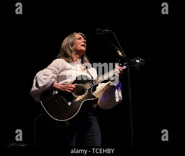 6 juin 2019 - Kathy Mattea, deux prix Grammy, quatre RMR quatre # un pays des célibataires juste pour mentionner quelques prix apporte ses chansons et histoires à l'Sandler Center de Virginia Beach, Virginie 6 Juin 2019.Â©Jeff Moore (crédit Image : © Jeff Moore/Zuma sur le fil) Banque D'Images