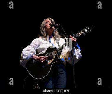 6 juin 2019 - Kathy Mattea, deux prix Grammy, quatre RMR quatre # un pays des célibataires juste pour mentionner quelques prix apporte ses chansons et histoires à l'Sandler Center de Virginia Beach, Virginie 6 Juin 2019.Â©Jeff Moore (crédit Image : © Jeff Moore/Zuma sur le fil) Banque D'Images