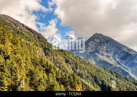 Voir dans le pittoresque paysage de haute montagne sur le camp de base de l'Everest trek entre Phakding et Namche Bazar, au Népal. Banque D'Images