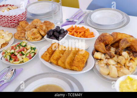 Superbement décoré et servi aliments colorés pour dîner iftar sur le tableau blanc pendant le ramadan fête à la maison Banque D'Images