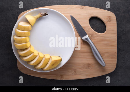 Scliced banana on white plate Banque D'Images