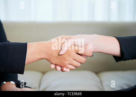 Close-up image of female business partners shaking hands pour confirmer traiter Banque D'Images