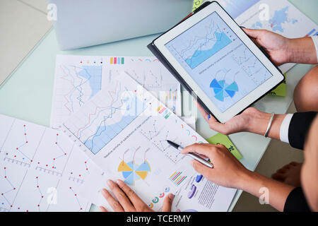 L'analyse d'affaires rapports financiers et des graphiques sur les documents papier et tablet computer Banque D'Images