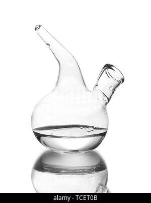 Schuster compte-gouttes avec de l'eau et la réflexion isolated on white Banque D'Images