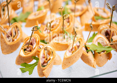 Buffet au dîner de gala. Assortiment de canapés. Service de banquets. table de la nourriture, des collations avec saucisse et viande fumée Banque D'Images