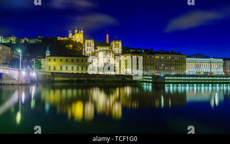 Vue de nuit sur la Saône, la cathédrale Saint-Jean et la basilique Notre-Dame, à Lyon, France Banque D'Images