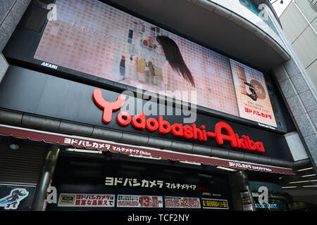 Signe avant et entrée à la célèbre caméra énorme, magasin, Yodobashi. Dans la zone Akihabara de Tokyo, Japon. Banque D'Images