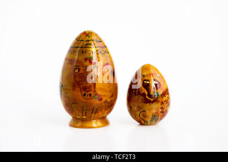 Poupées russes babouchkas matryoshkas verni ou peint par un enfant. cheval, sous la forme d'un oeuf, à l'intérieur duquel se trouve un œuf poulain. on a white backgrou Banque D'Images