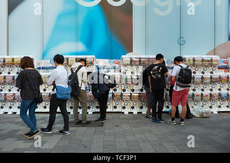 Balle mystère ligne Chuo-Dori distributeurs street à Akihabara, Tokyo, Japon. Les balles contiennent des anime, manga et autres des figurines. Banque D'Images