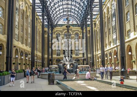 Hay's Galleria Shopping Arcade avec fontaine les navigateurs, Londres, Angleterre, Grande-Bretagne Banque D'Images