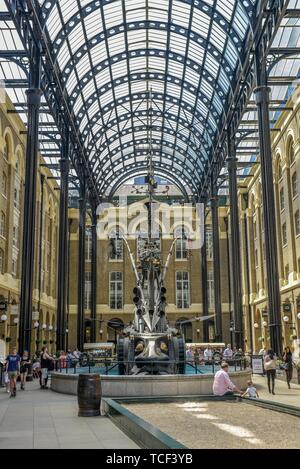 Hay's Galleria Shopping Arcade avec fontaine les navigateurs, Londres, Angleterre, Grande-Bretagne Banque D'Images