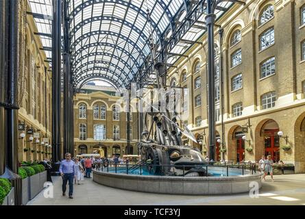 Hay's Galleria Shopping Arcade avec fontaine les navigateurs, Londres, Angleterre, Grande-Bretagne Banque D'Images