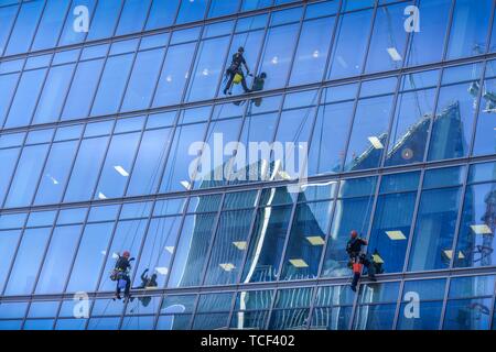 Nettoyant pour vitres sur façade en verre d'un immeuble de grande hauteur, le quartier financier de Londres, Angleterre, Grande-Bretagne Banque D'Images