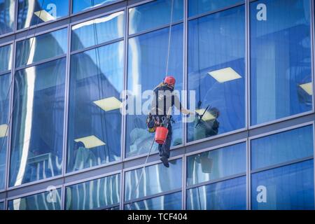 Nettoyant pour vitres sur façade en verre d'un immeuble de grande hauteur, le quartier financier de Londres, Angleterre, Grande-Bretagne Banque D'Images