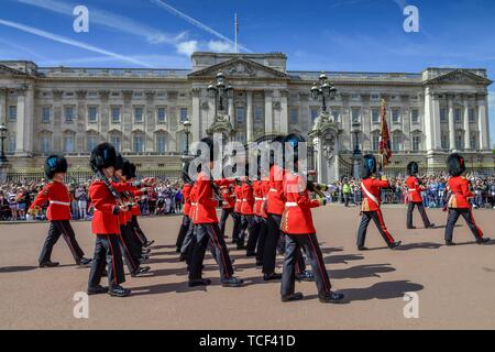 Queen's Guards Guards, La Relève de la garde, Buckingham Palace, Londres, Angleterre, Grande-Bretagne Banque D'Images