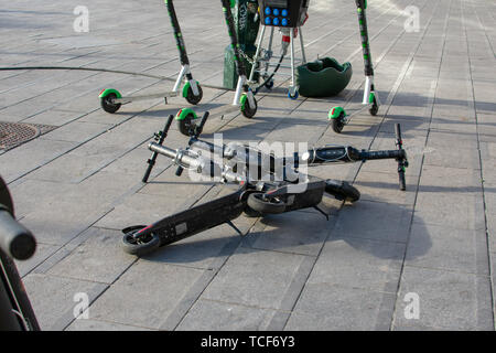 Bruxelles, Belgique - 1 juin 2019 : coups de pied sur des scooters électriques à la Place Flagey. Banque D'Images